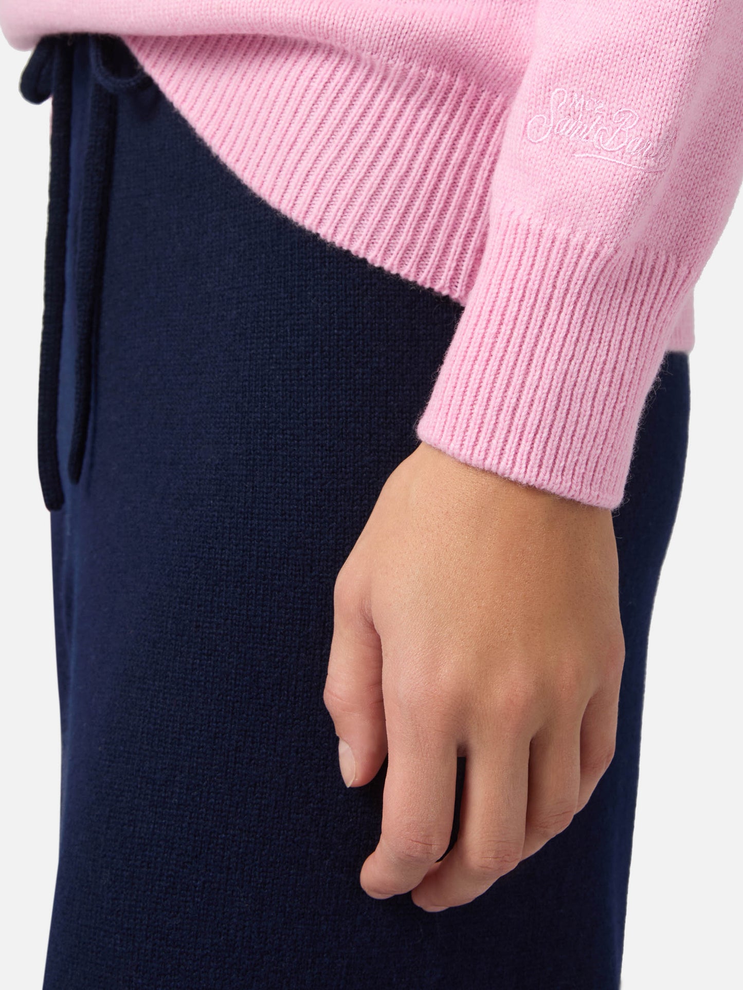 Maglione New Queen in misto cashmere rosa con ricamo Non vivo senza te(lefono)
