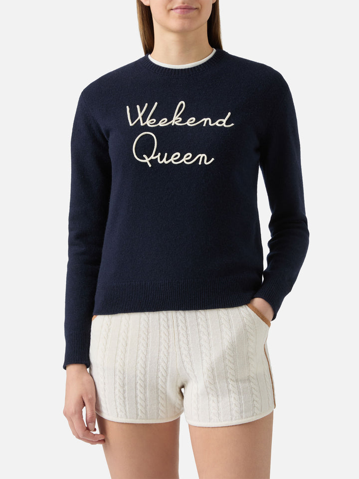 Neuer blauer Queen-Pullover aus Kaschmirmischung mit Weekend Queen-Stickerei