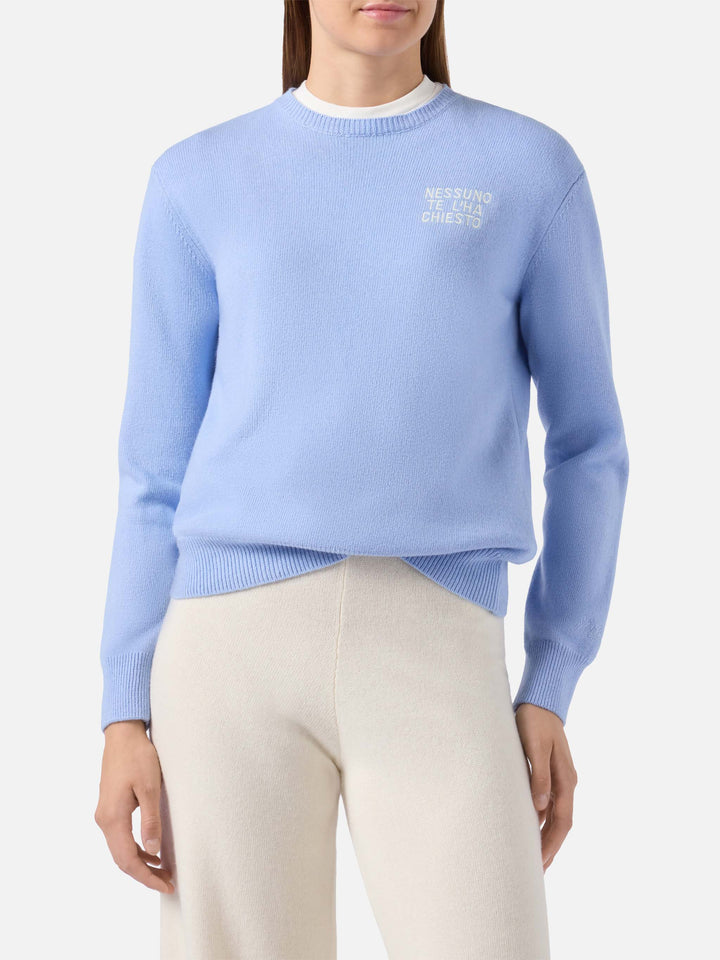 Hellblauer Pullover New Queen mit Nessuno te l'ha chiesto-Stickerei