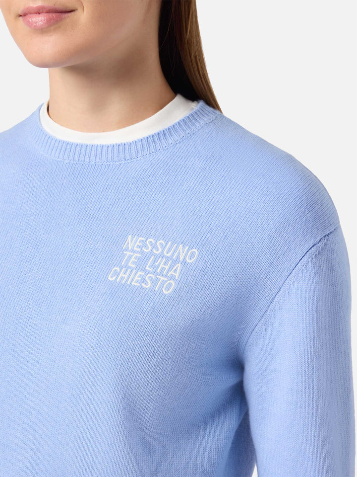 Hellblauer Pullover New Queen mit Nessuno te l'ha chiesto-Stickerei