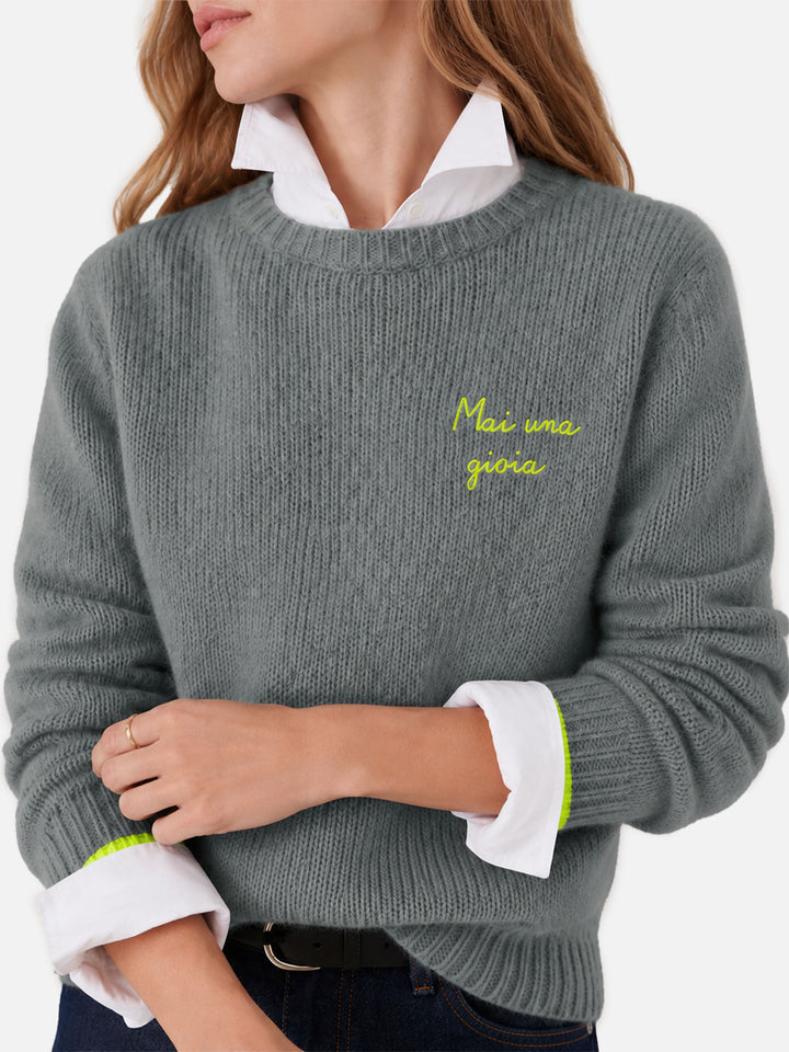 Neuer Queen Pullover aus gebürstetem grauem Stoff mit Stickerei 