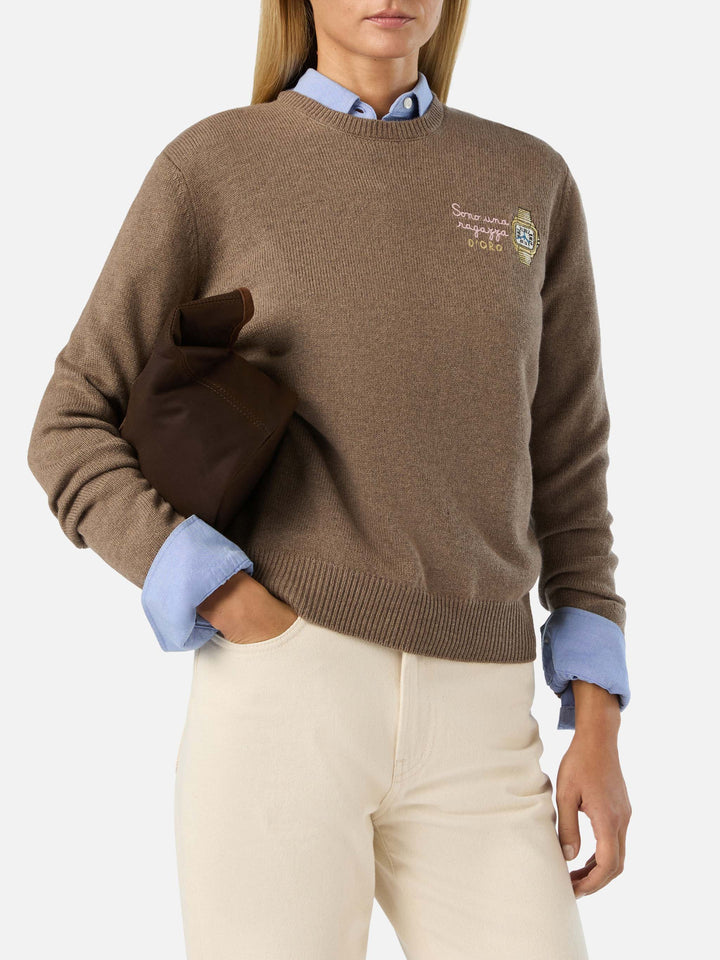 Maglia girocollo New Queen verde militare in misto lana e cashmere con ricamo Sono Una Ragazza D'Oro