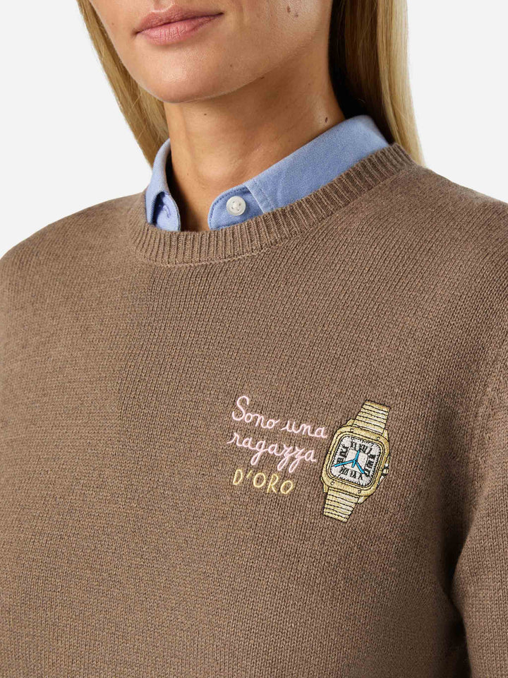 Maglia girocollo New Queen verde militare in misto lana e cashmere con ricamo Sono Una Ragazza D'Oro