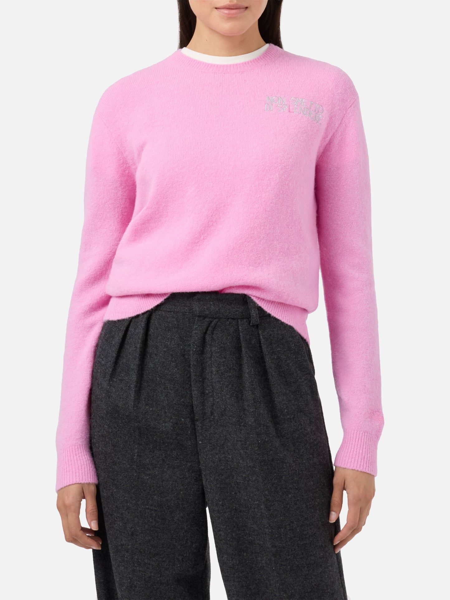 Neuer Queen Stretch-Pullover aus Merinowolle und Alpaka in Rosa mit Non smetto di sp(l)endere Stickerei