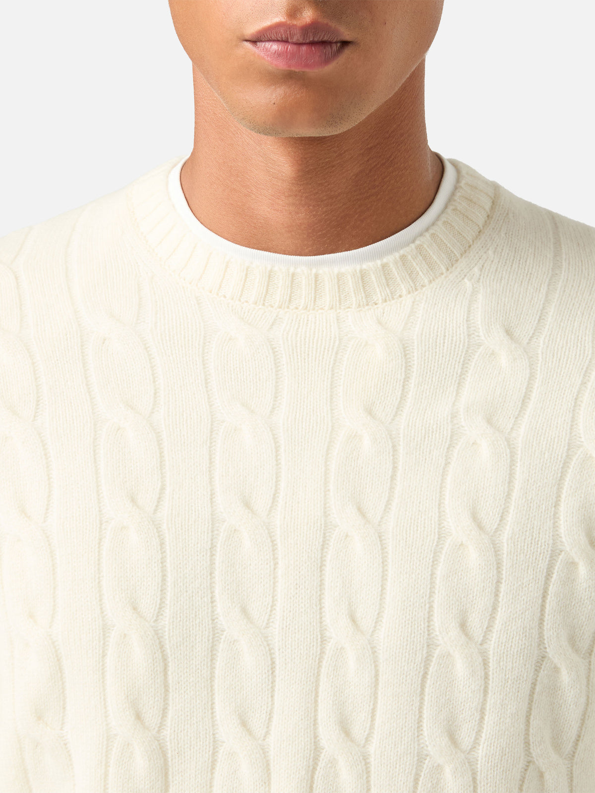 Jersey de cuello redondo Regent de lana color off white con punto trenzado 
