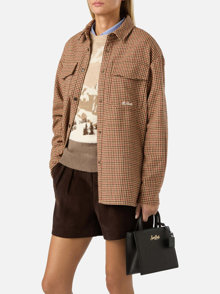 Die Structured Shop Mini-Bag aus schwarzem Glattleder mit Metallanhänger 