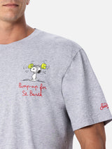 T-shirt da uomo in cotone con stampa e ricamo Snoopy| EDIZIONE SPECIALE SNOOPY PEANUTS™