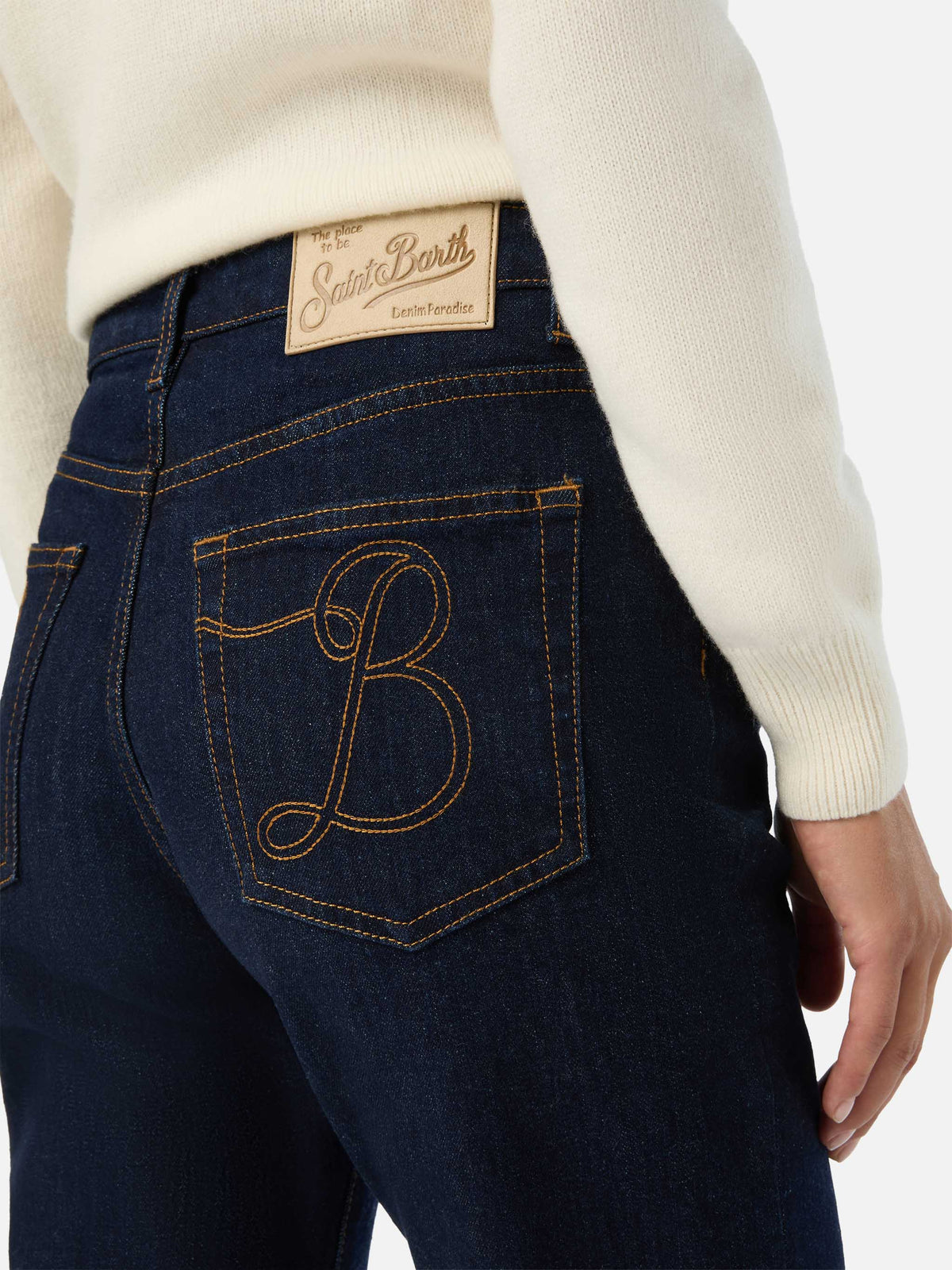 Blue June Baumwoll-Denim-Hose mit SB-Monogramm-Stickerei 