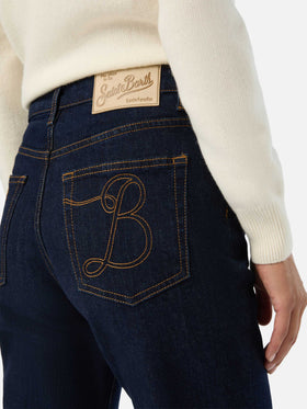 Blue June Baumwoll-Denim-Hose mit SB-Monogramm-Stickerei 