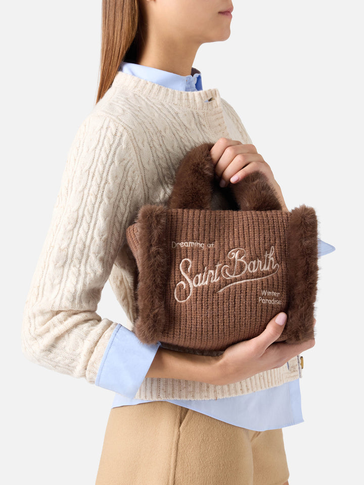 Mini Vanity bag marrón en borreguillo sintético acanalado con asas de pelo sintético 