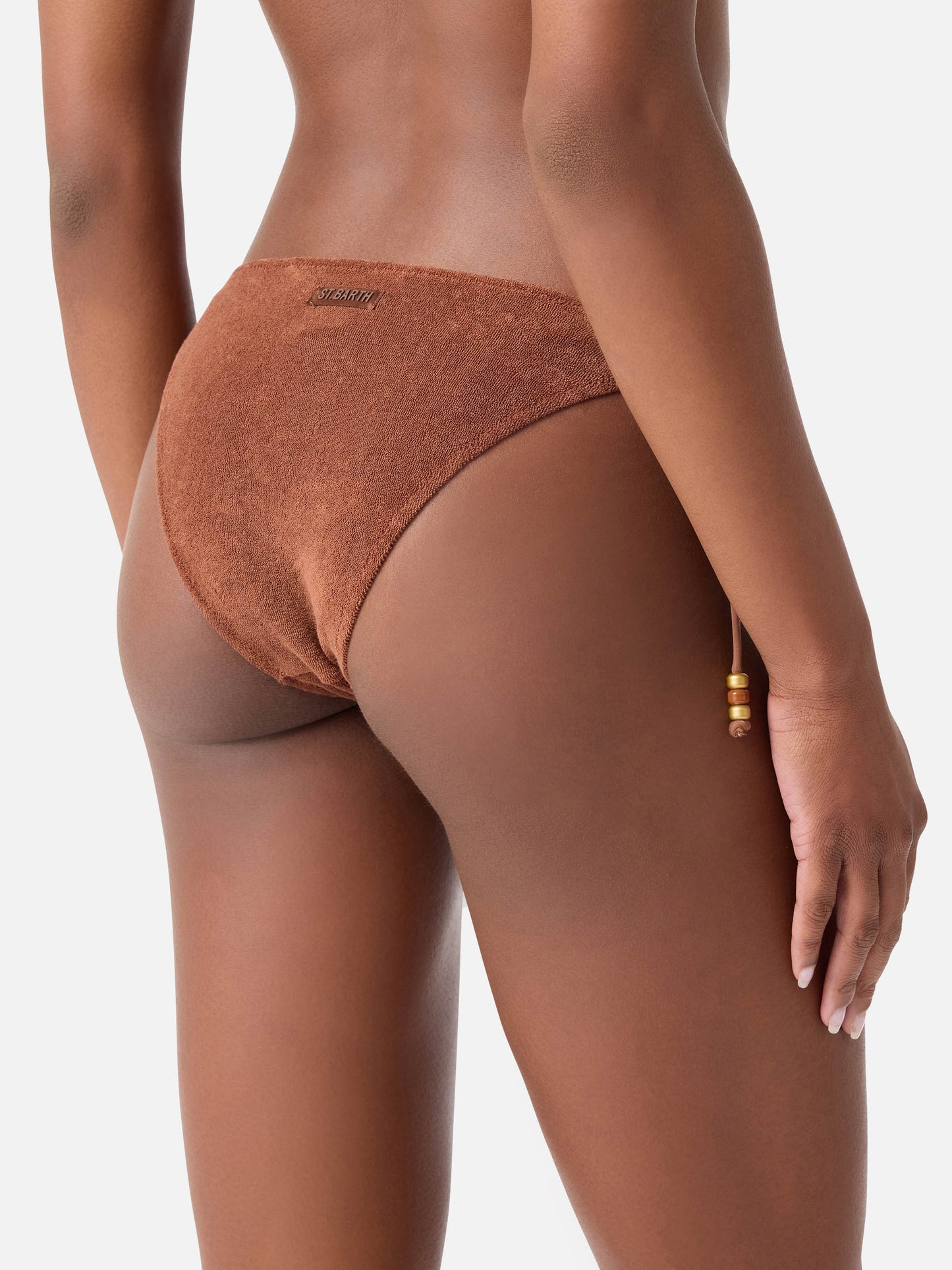 Slip de baño Virgo de rizo marrón con charms 