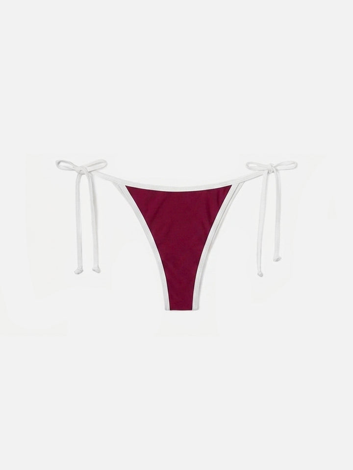 Leah Virgo String-Bikini in Burgunderrot mit weißen Kontrastbesätzen 