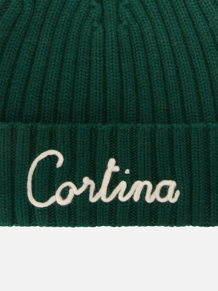 Gorro beanie verde Wengen con bordado Cortina 