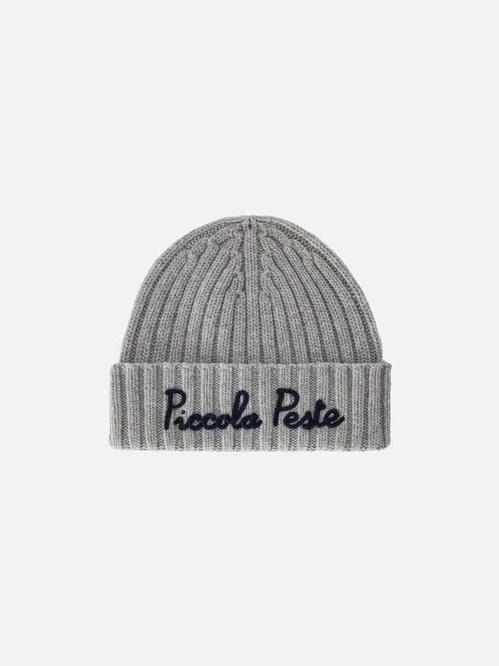 Grey Wengen beanie with Piccola Peste embroidery