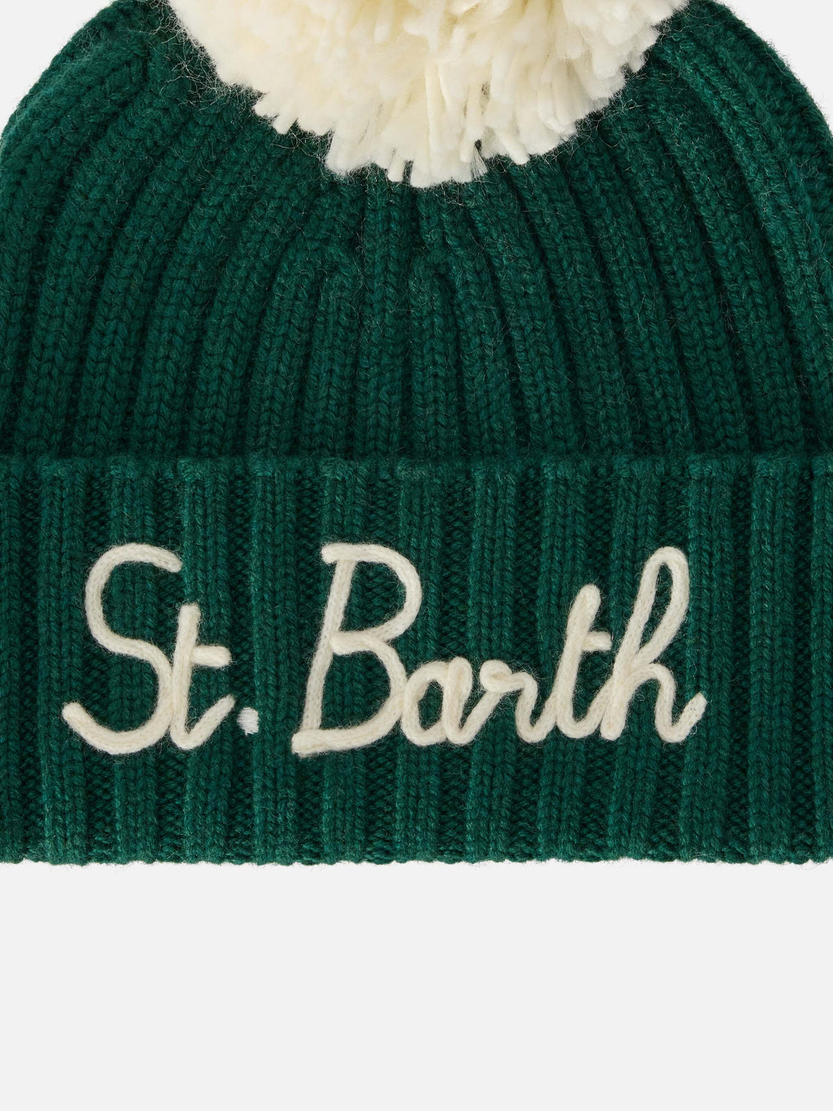 Grüne Wengen-Mütze mit Pompon und St. Barth-Stickerei 