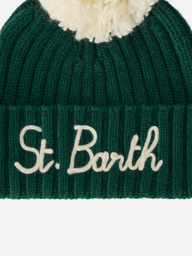 Grüne Wengen-Mütze mit Pompon und St. Barth-Stickerei 