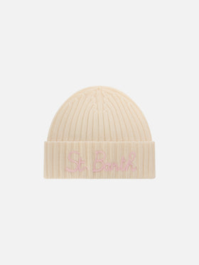 Gorro beanie Wengen off white con bordado St. Barth en rosa 