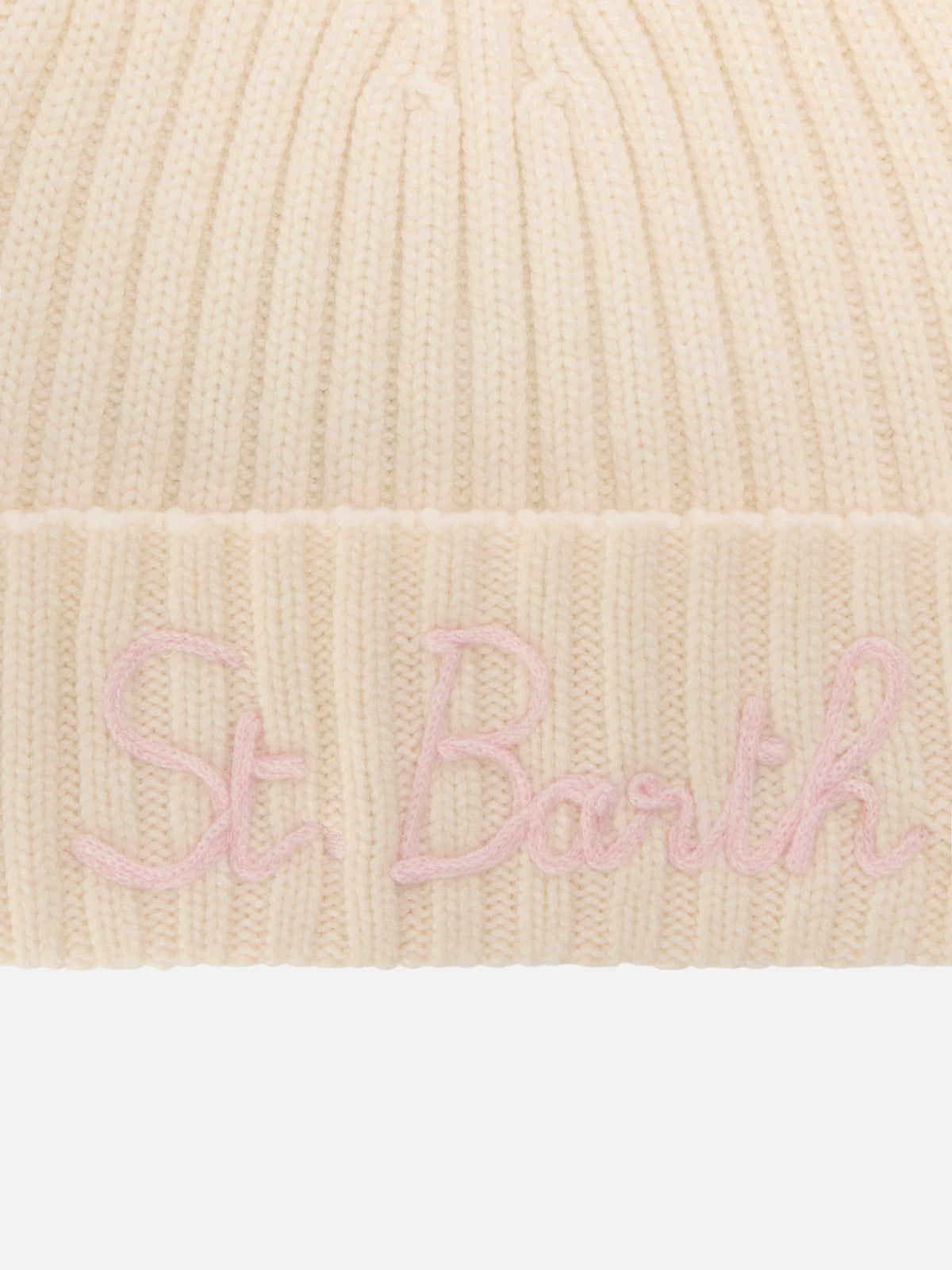 Gorro beanie Wengen off white con bordado St. Barth en rosa 