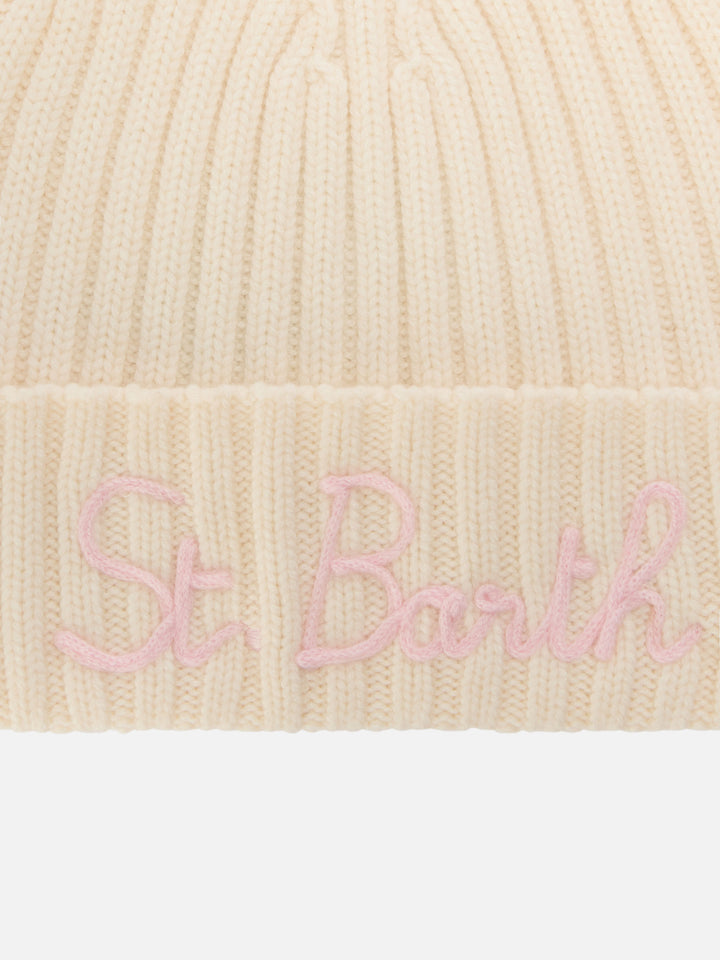 Gorro beanie Wengen off white con bordado St. Barth en rosa 