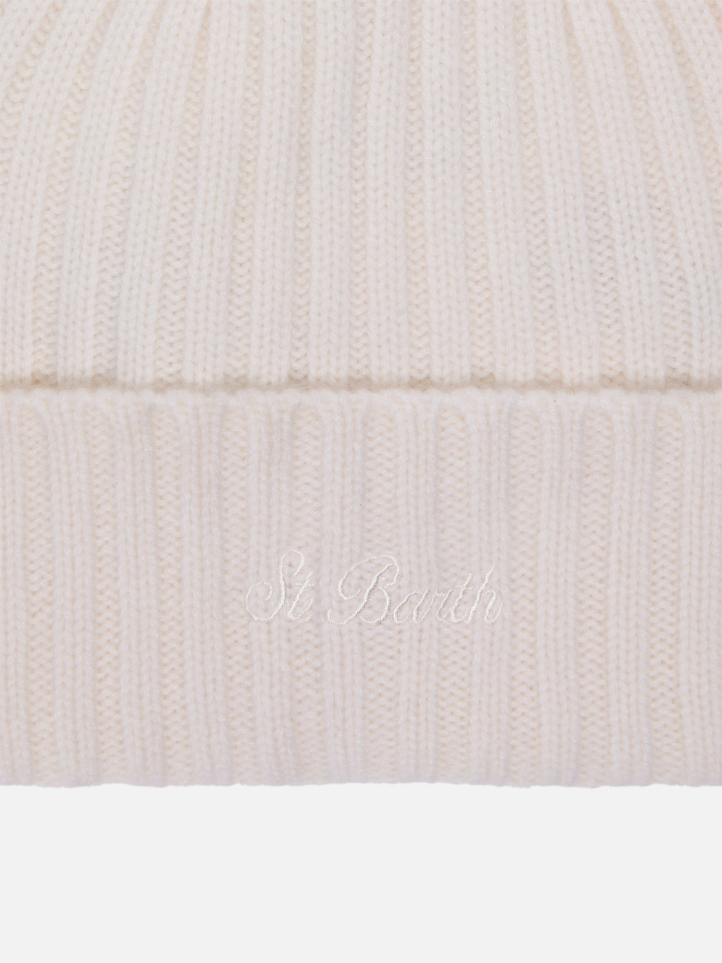 Wengen beanie in white cashmere with St. Barth embroidery on the turn-up