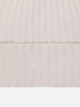 Wengen beanie in white cashmere with St. Barth embroidery on the turn-up
