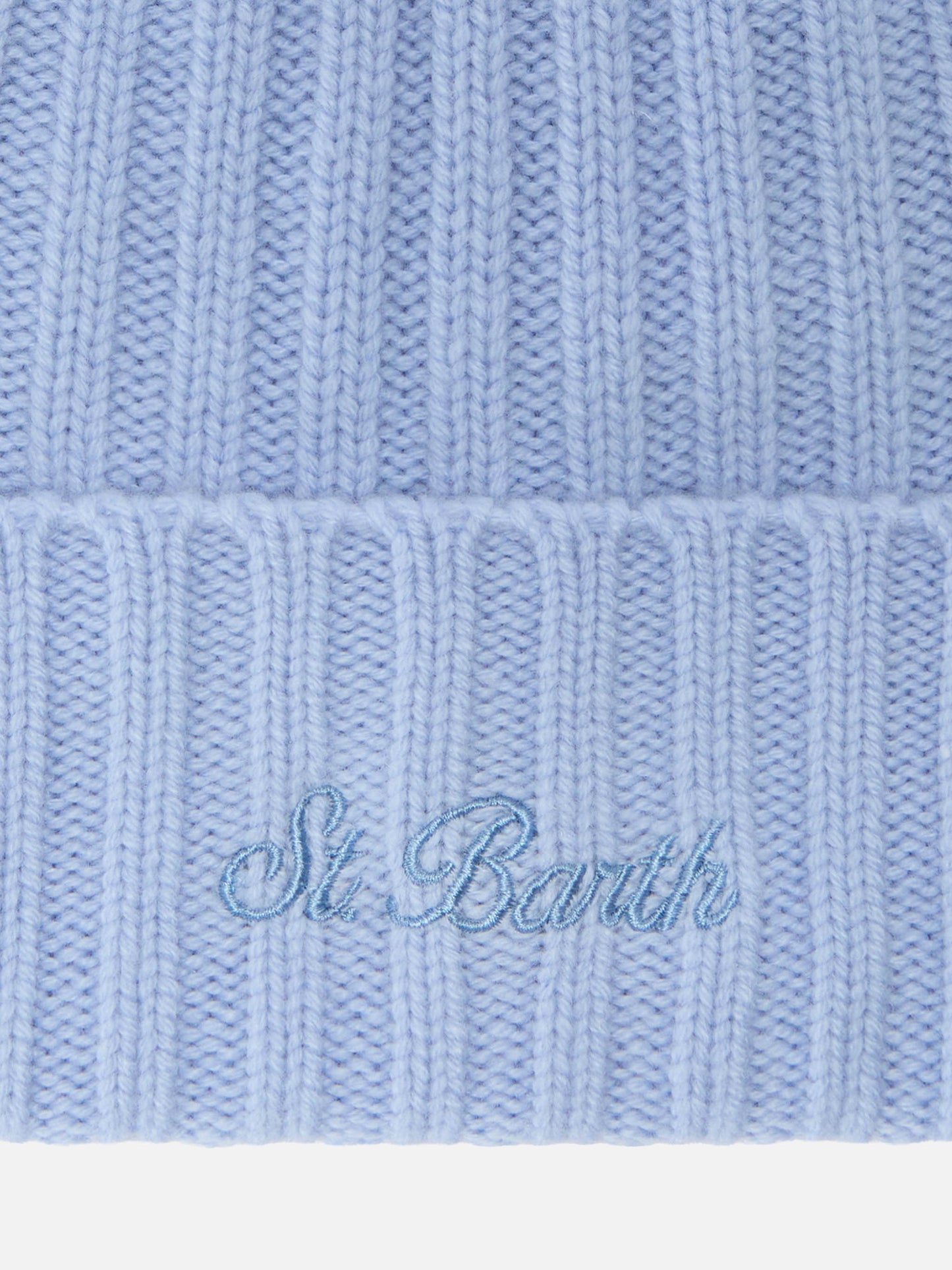 Berretto Wengen in cashmere azzurro con ricamo St. Barth sul risvolto