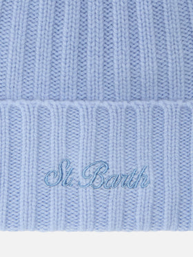 Berretto Wengen in cashmere azzurro con ricamo St. Barth sul risvolto