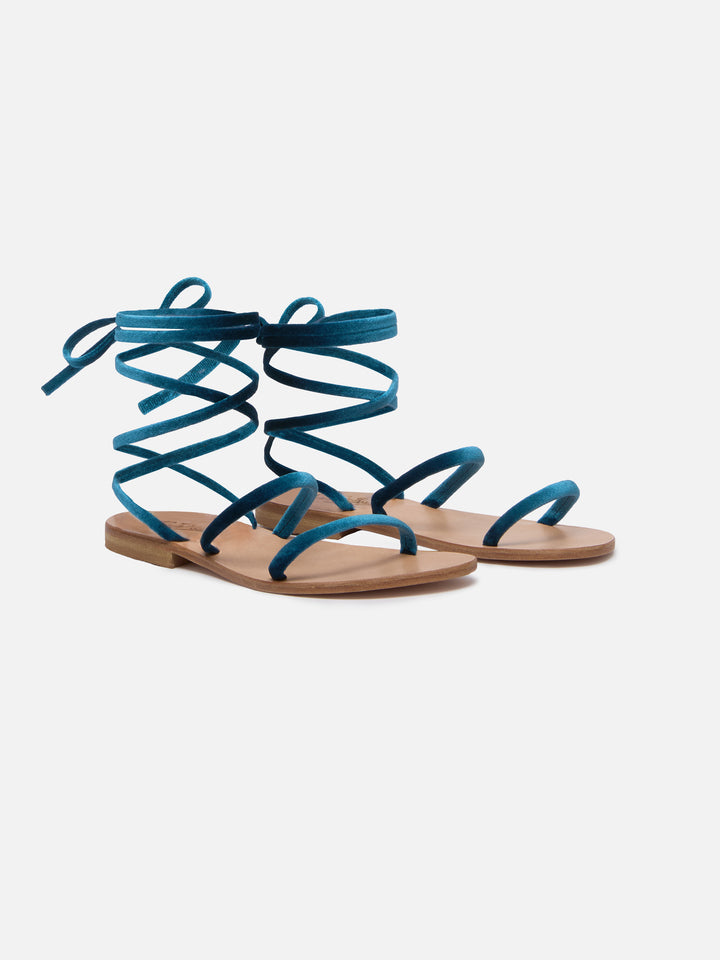 Türkisfarbene flache Sandalen aus Samt zum Wickeln
