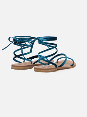 Türkisfarbene flache Sandalen aus Samt zum Wickeln