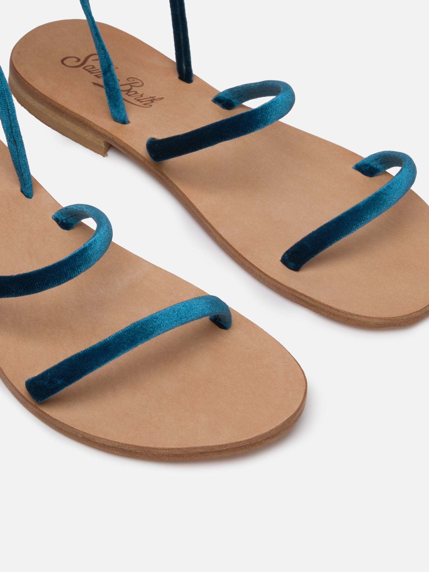 Türkisfarbene flache Sandalen aus Samt zum Wickeln