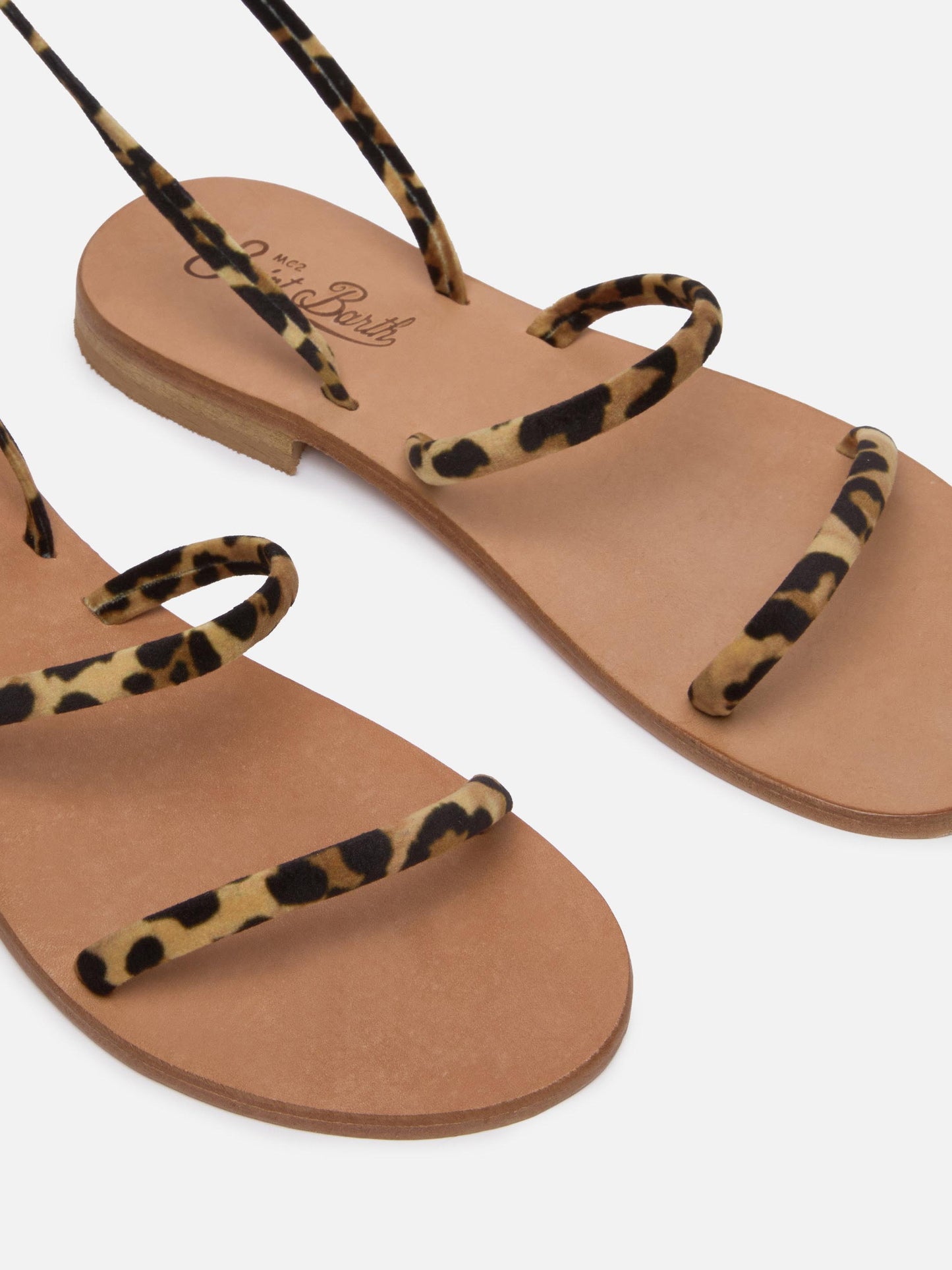 Flache Sandalen mit Wickeldesign im Animalier-Print