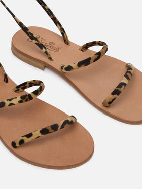Flache Sandalen mit Wickeldesign im Animalier-Print