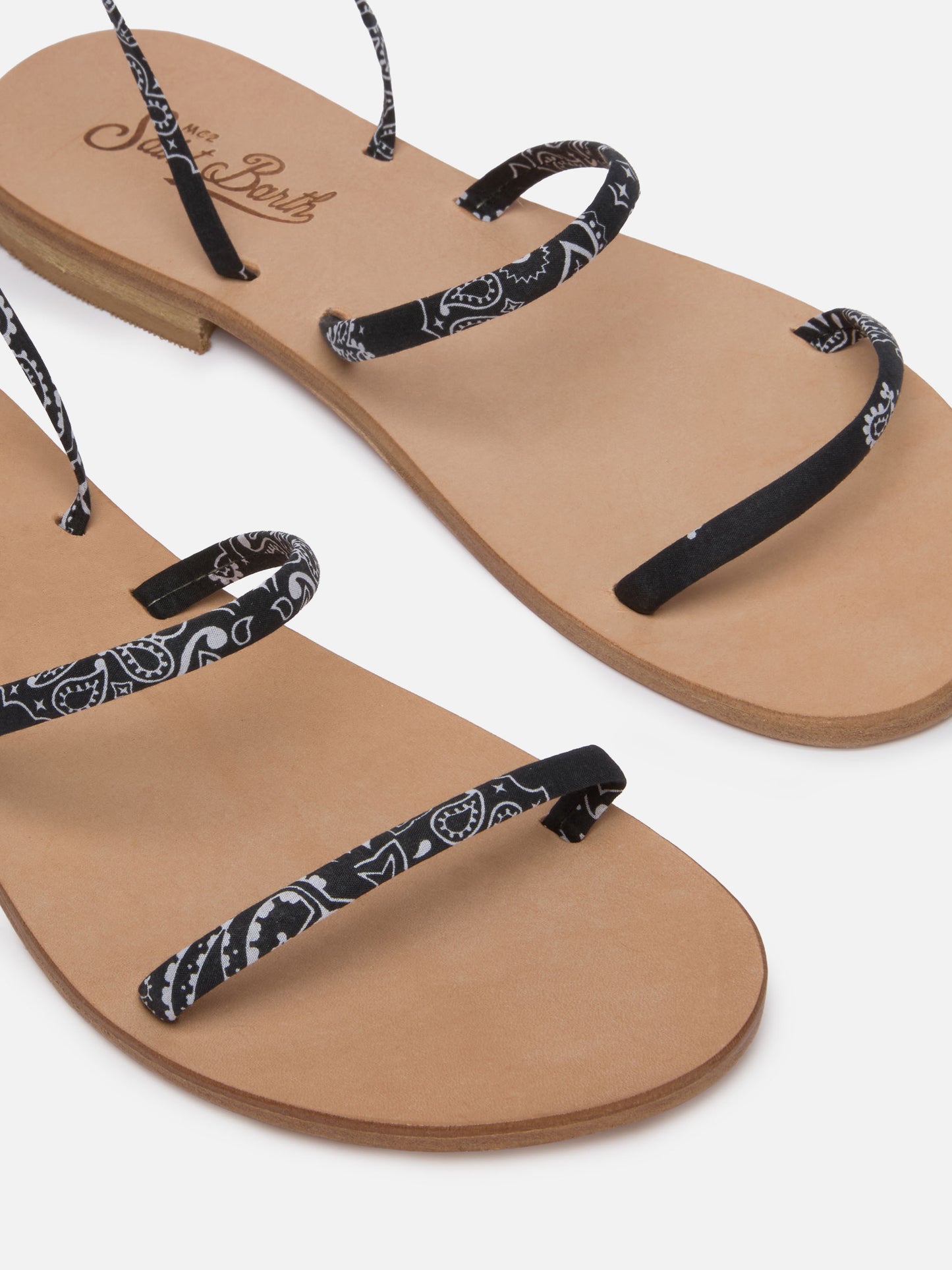 Flache Sandalen mit Wickeldesign und Bandanna-Print