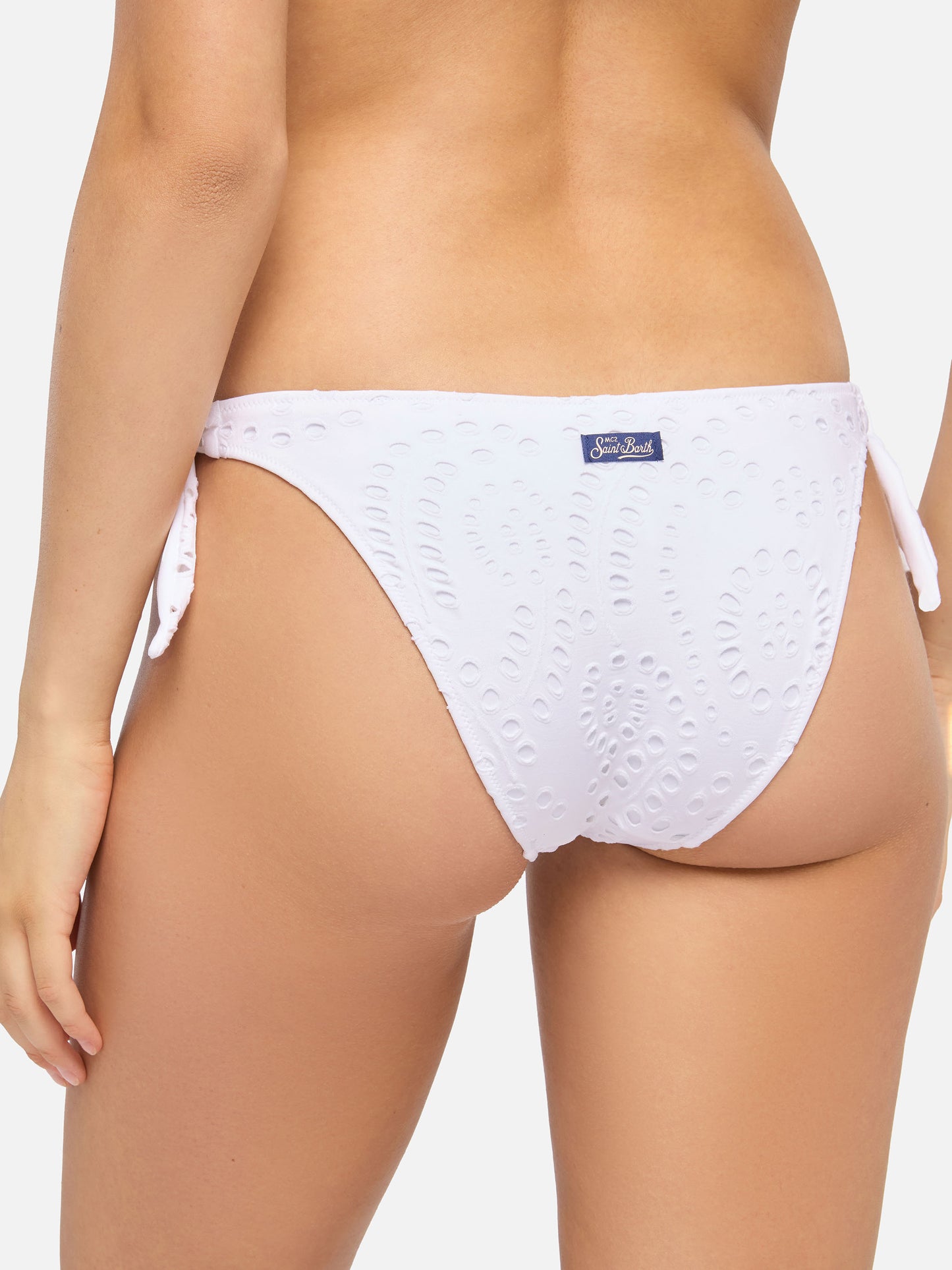 Yali – Klassische Badehose aus schwarzer Sangallo-Spitze