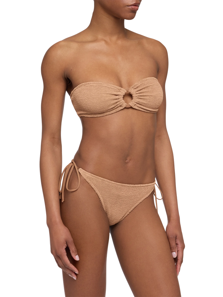 Yulia top bikini a fascia in tessuto crinkle marrone cammello - Ofelia top a bralette scollato con applicazioni termoadesive