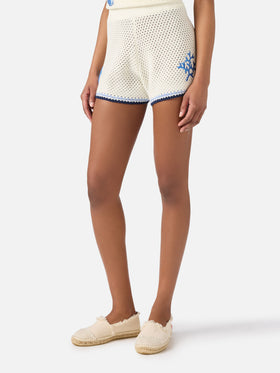 Shorts Yvette in maglia con patch crochet a tema marino