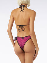 Glänzender Fuchsia-Bikini mit schwarzem Tupfentüll