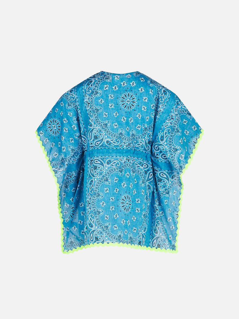 Mädchenponcho mit hellblauem Bandana-Print