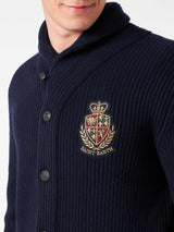 Blauer, gerippter Herren-Cardigan mit Schalkragen, Taschen und Aufnäher