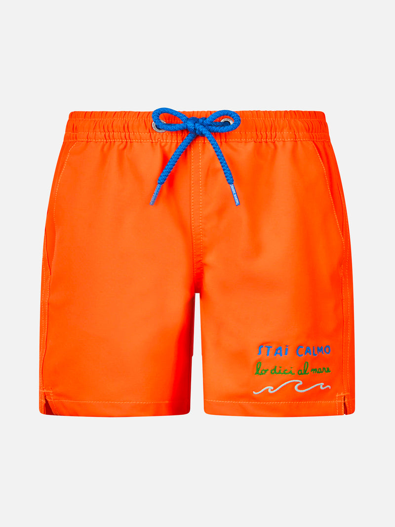 Boy Comfort swim shorts with Stai calmo lo dici al mare embroidery