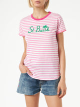 T-shirt in cotone a righe fucsia con ricamo St. Barth