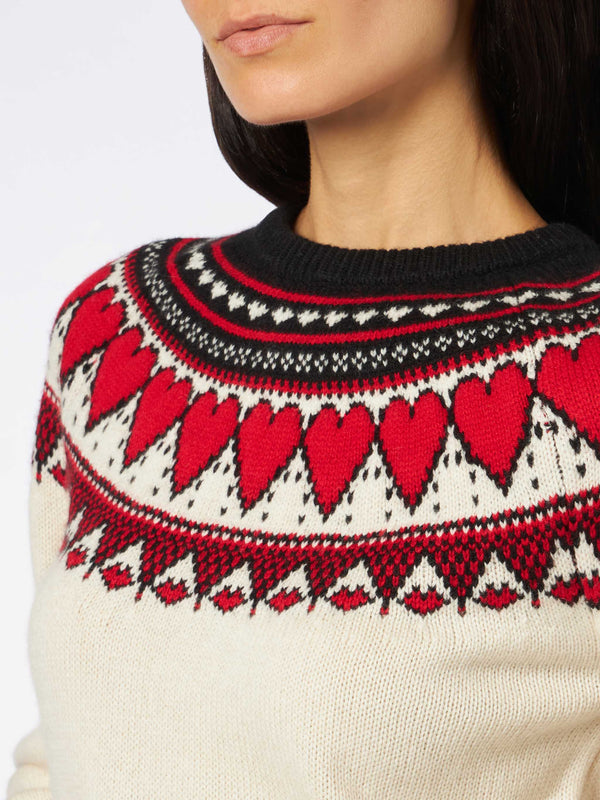 Weißer Damenpullover mit Rundhalsausschnitt und Fair-Isle-Herzdruck