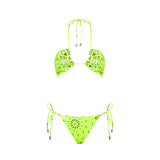 Bikini da donna a fascia con stampa bandana e charms