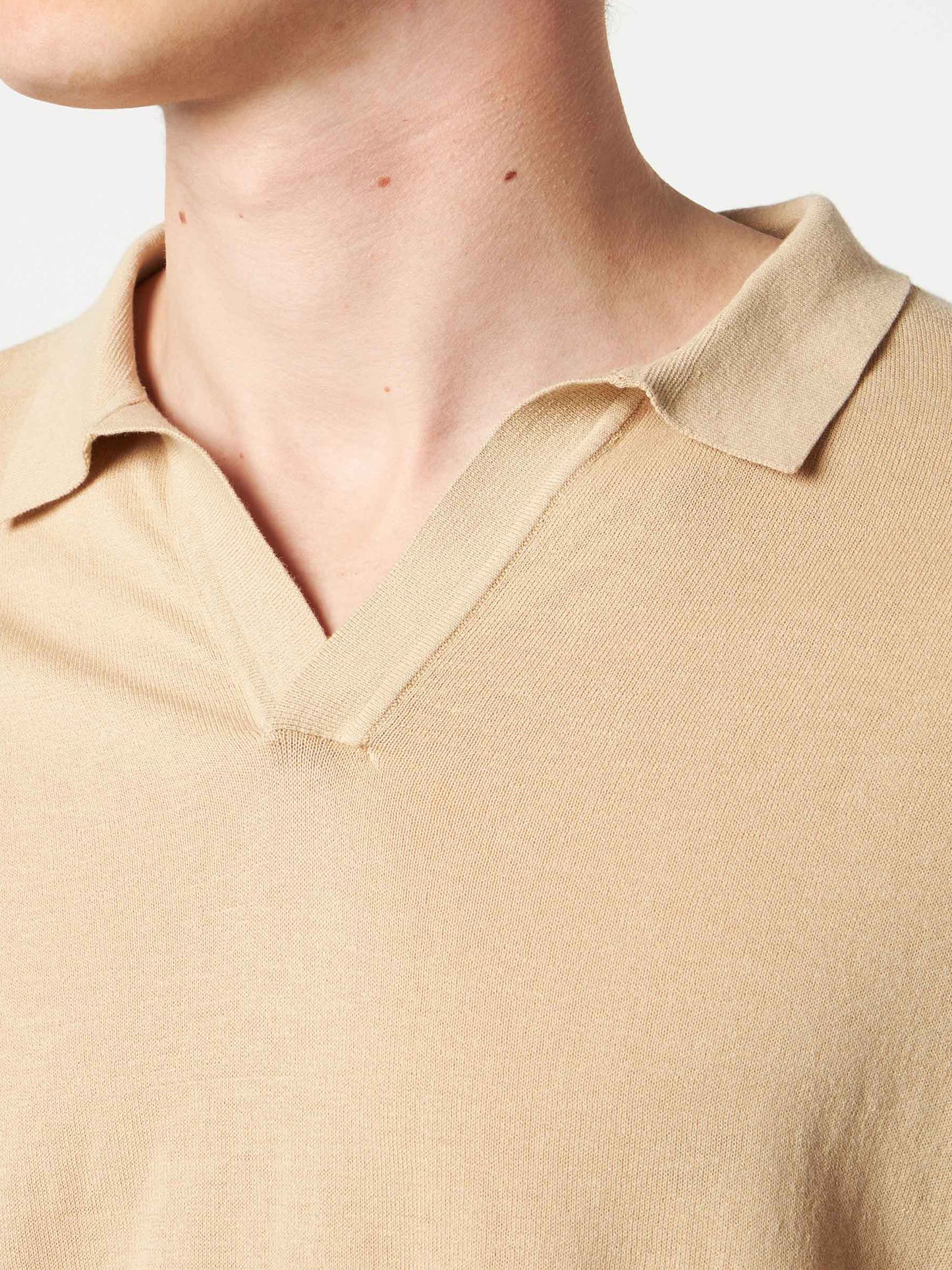 Polo Sloan in maglia beige senza bottoni