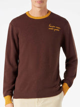 Man brown sweater with Faccio cose, vedo gente embroidery