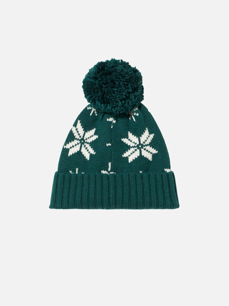 Man green beanie with norwegian pattern