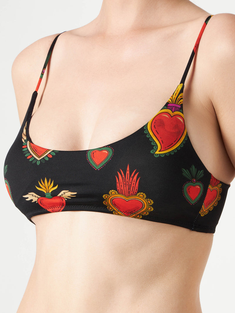 Bralette mit Aufdruck „Heilige Herzen“.