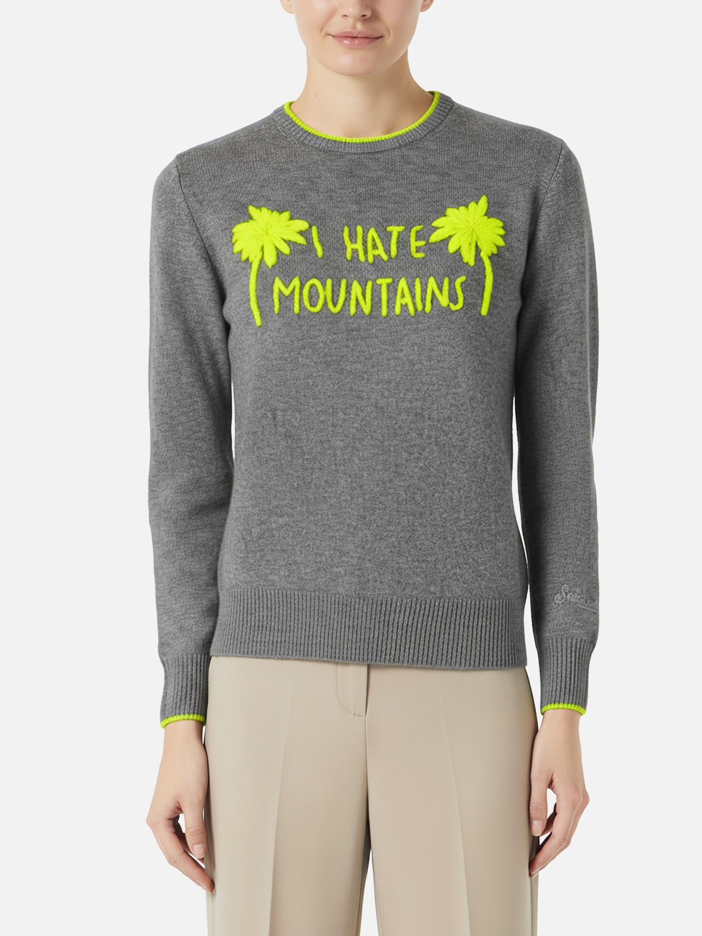 Woman grey sweater yellow fluo I hate mountains embroidery