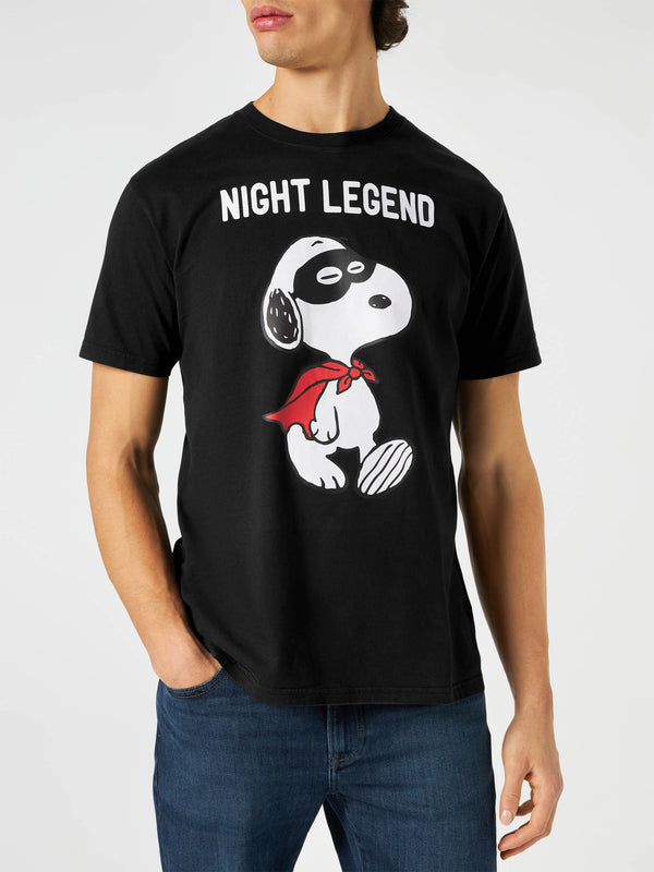 T-shirt da uomo in cotone con stampa Snoopy night legend | SNOOPY - EDIZIONE SPECIALE PEANUTS™