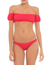 Bikini rosso con spalle scoperte